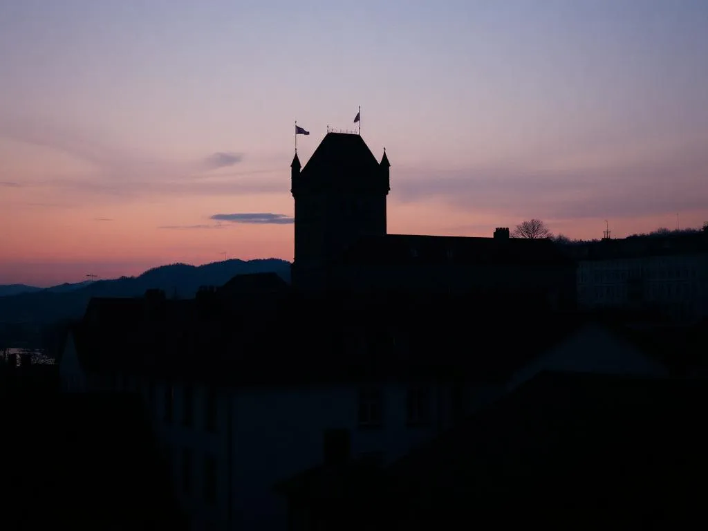 Silhouette des Schlosses Thun über den Dächern der Altstadt